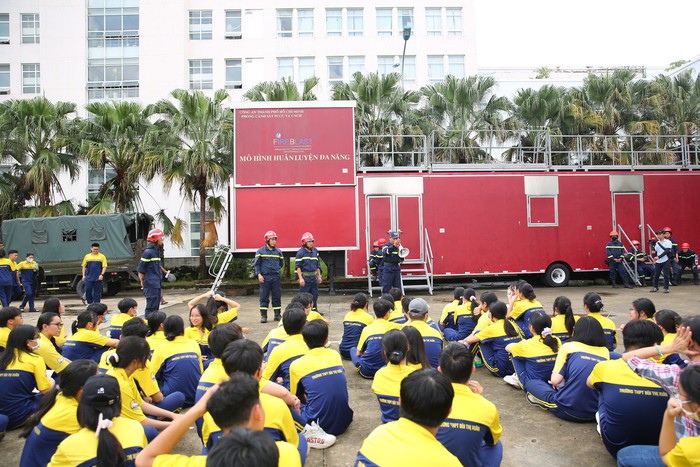 TPHCM; Hàng trăm học sinh trải nghiệm, thực hành phòng cháy chữa cháy và cứu nạn cứu hộ - Ảnh 5.
