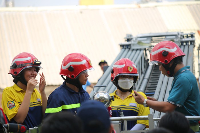 TPHCM; Hàng trăm học sinh trải nghiệm, thực hành phòng cháy chữa cháy và cứu nạn cứu hộ - Ảnh 4.