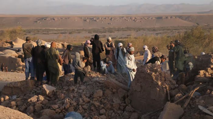 Khung cảnh hoang tàn tại Afghanistan sau trận động đất khiến hơn 2000 người thiệt mạng, nhiều ngôi làng gần như bị san bằng - Ảnh 3.