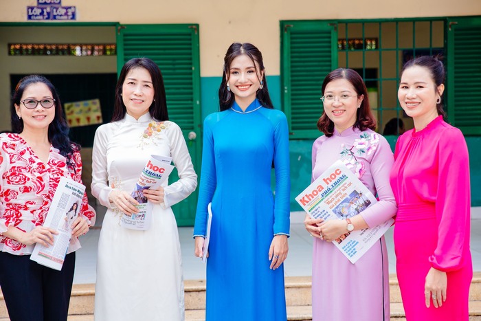 Hoa hậu Nguyễn Thanh Hà cùng bà Huỳnh Đặng Hà Tuyên - Chủ tịch Hội LHPN quận Bình Tân (đứng thứ 2 từ bên phải sang) trong lễ khởi động dự án
