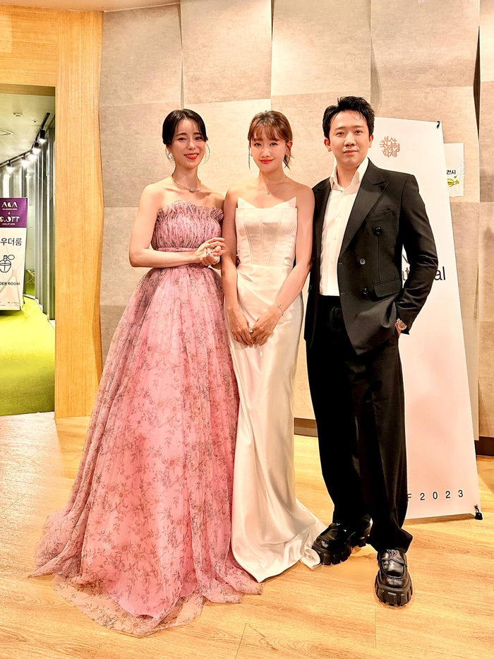 Vợ chồng Trấn Thành - Hari Won xuất hiện bên &quot;ác nữ&quot; Lim Ji Yeon - Ảnh 1.