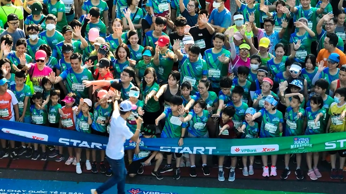 Nguyễn Thượng Việt từng làm MC tại giải chạy VPBank Hà Nội Marathon