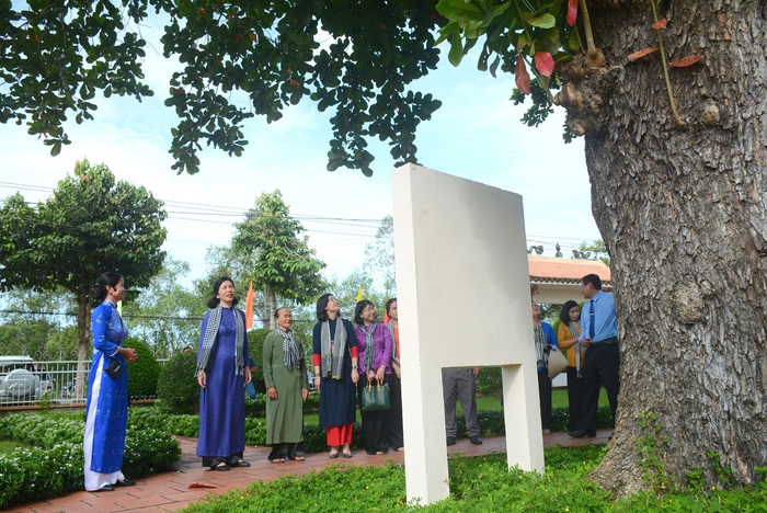 Dâng hương tưởng niệm Cố Chủ tịch Hội TƯ LHPN Việt Nam Nguyễn Thị Thập  - Ảnh 9.