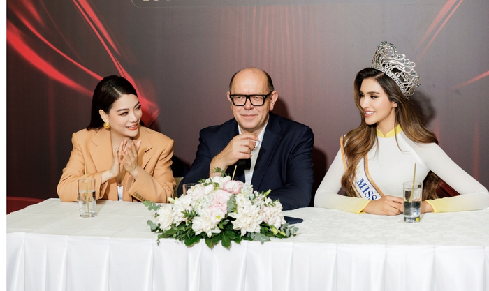 Diễn viên Trương Ngọc Ánh, ông Garhard Parzutka Von Lipinski và Hoa hậu Siêu quốc gia 2023 Andrea Aguilera trong lễ ký kết