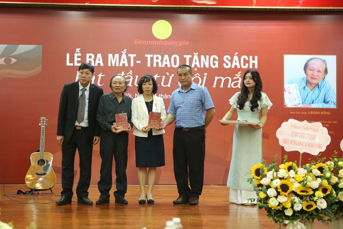 Nhạc sĩ Đoàn Bổng trao tặng sách cho Thư viện Quốc gia - Ảnh 1.