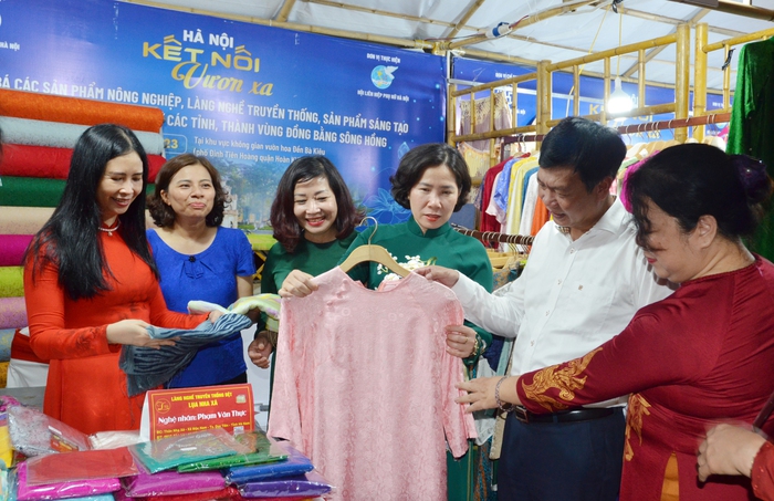 Hơn 70 gian hàng sản phẩm sáng tạo của phụ nữ tại phố đi bộ Hồ Hoàn Kiếm- Ảnh 3.