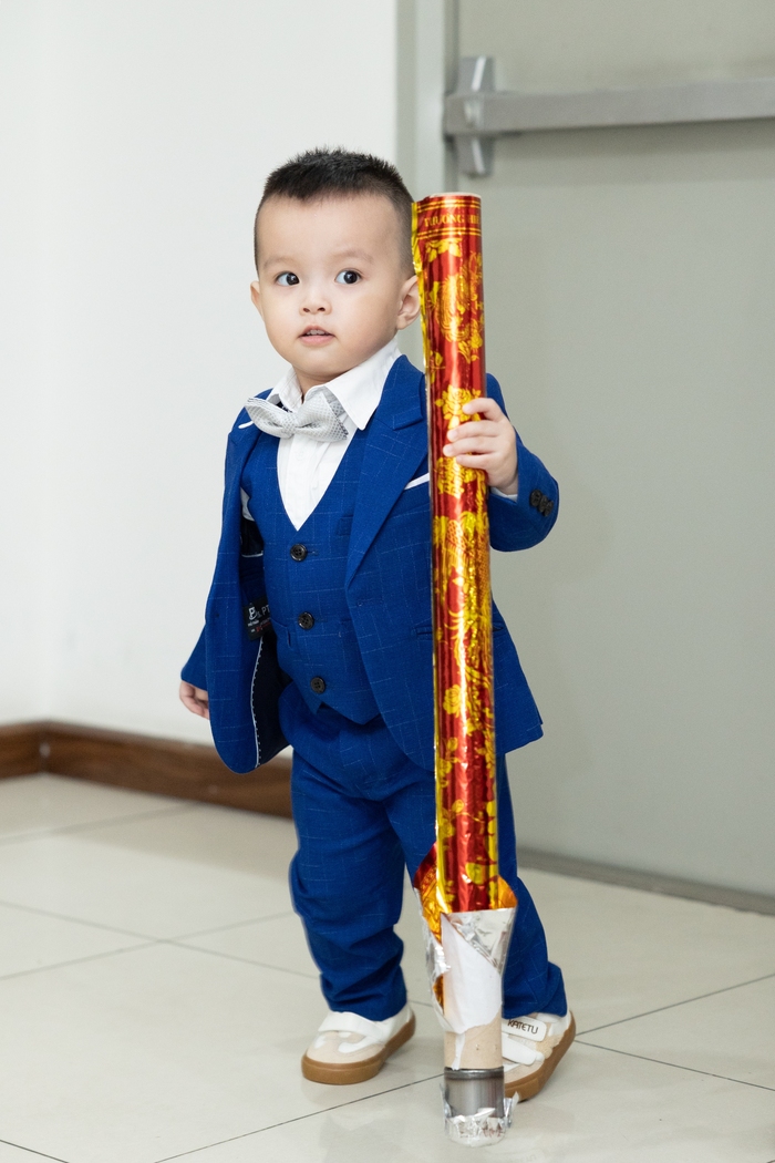 Trong khi đó, cậu con trai Tiger Minh Khôi của cặp đôi trở thành em bé &quot;ring boy&quot; đáng yêu, cầm trong tay pháo giấy và chiếc nhẫn để bố trao cho mẹ trong ngày trọng đại.