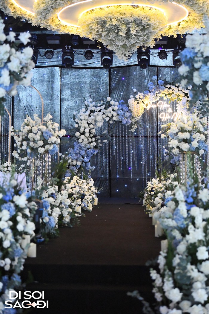 Chú rể Đoàn Văn Hậu được bố dặn dò kỹ lưỡng trước khi đi đón dâu, rạp cưới ngập tràn hoa tươi- Ảnh 7.