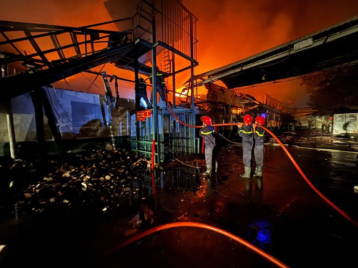 Cận cảnh dãy nhà công ty ở quận 7 bị cháy đổ sập, dùng nước sông dập lửa - Ảnh 1.