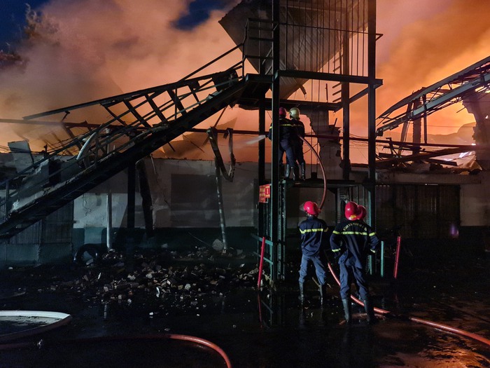 Cận cảnh dãy nhà công ty ở quận 7 bị cháy đổ sập, dùng nước sông dập lửa - Ảnh 6.