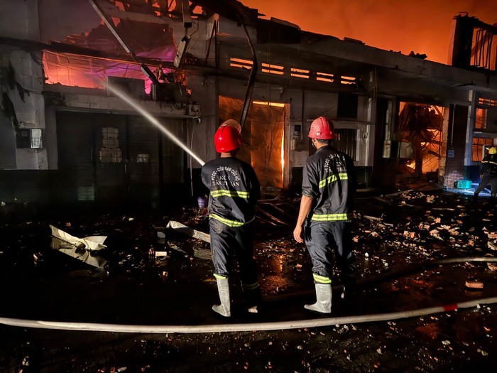 Cận cảnh dãy nhà công ty ở quận 7 bị cháy đổ sập, dùng nước sông dập lửa - Ảnh 4.