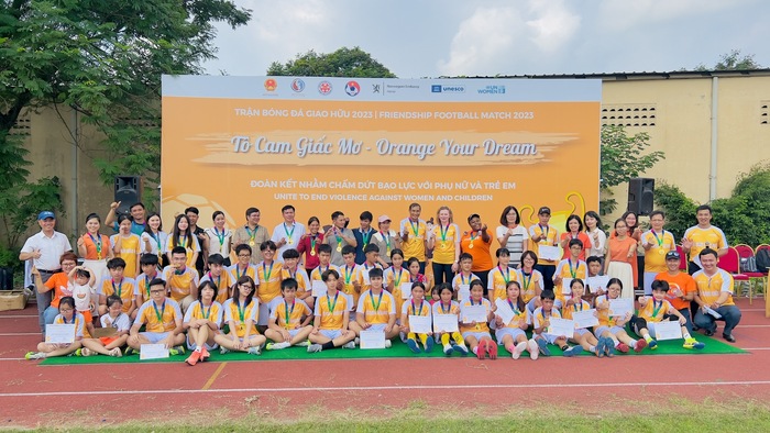 Gần 100 học sinh đến từ Hà Giang và Hà Nội giao lưu cùng các cầu thủ của Đội tuyển bóng đá nữ quốc gia Việt Nam- Ảnh 1.