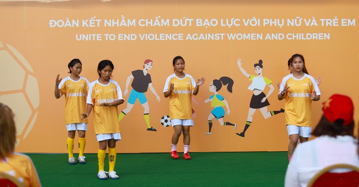 Gần 100 học sinh đến từ Hà Giang và Hà Nội giao lưu cùng các cầu thủ của Đội tuyển bóng đá nữ quốc gia Việt Nam- Ảnh 6.