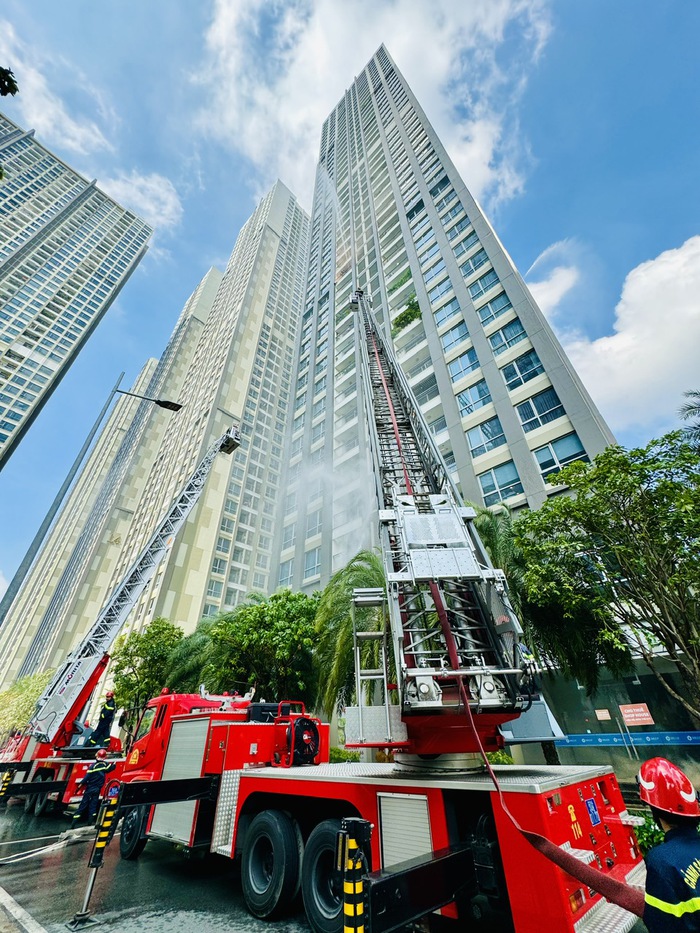 Diễn tập chữa cháy ở tòa nhà Landmark 81 với hơn 2.000 người tham gia- Ảnh 1.
