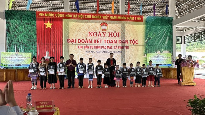 Chủ tịch Hội LHPN Việt Nam Hà Thị Nga và lãnh đạo các ban ngành địa phương tặng quà cho các cháu học sinh có hoàn cảnh khăn trên địa bàn