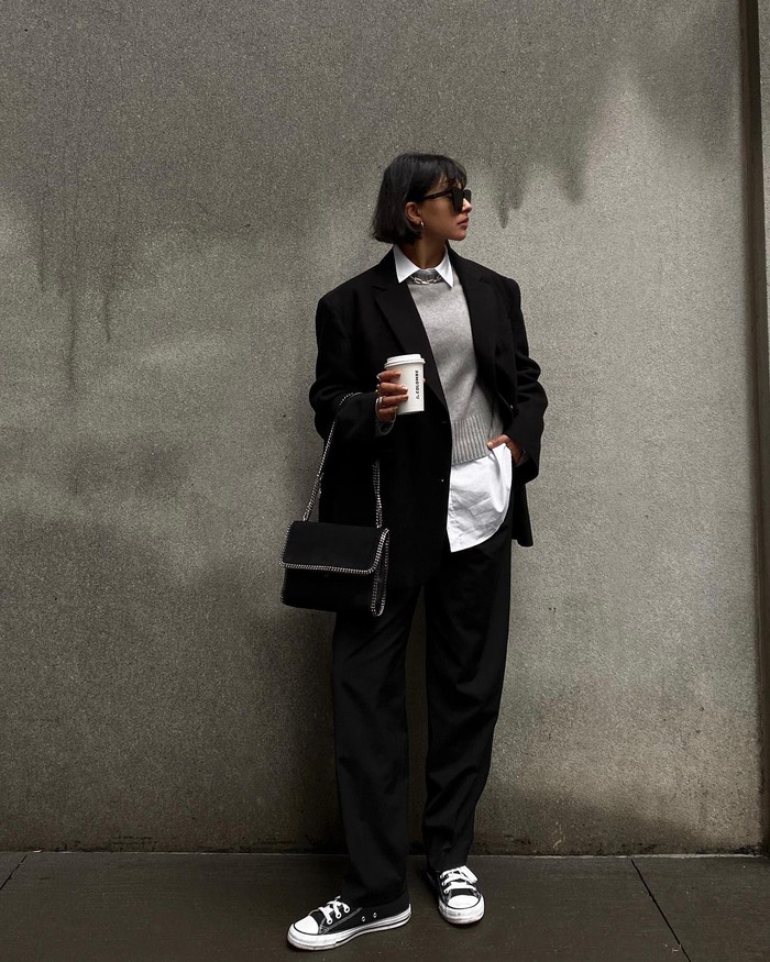 Blogger Mỹ chứng minh mua blazer đen là đỉnh cao tiết kiệm: 1 mẫu mix được 10 bộ- Ảnh 2.