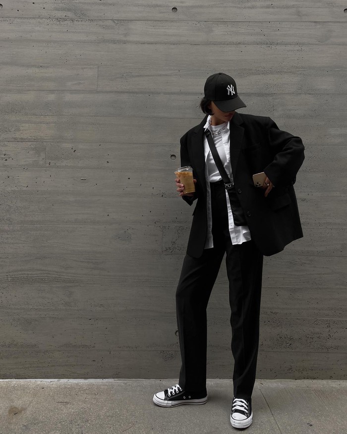 Blogger Mỹ chứng minh mua blazer đen là đỉnh cao tiết kiệm: 1 mẫu mix được 10 bộ- Ảnh 4.