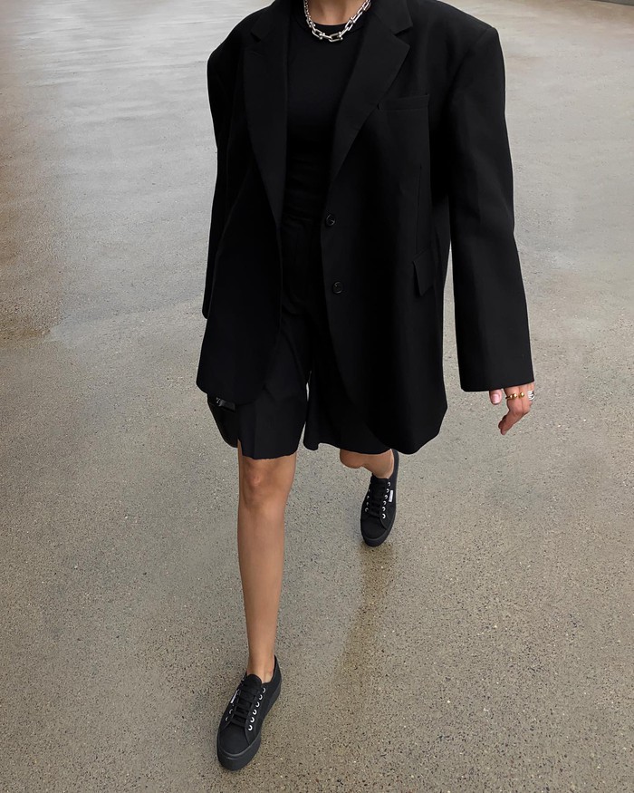 Blogger Mỹ chứng minh mua blazer đen là đỉnh cao tiết kiệm: 1 mẫu mix được 10 bộ- Ảnh 8.