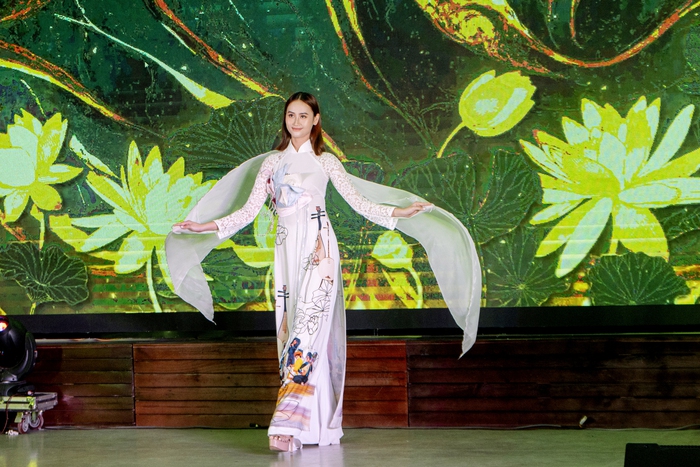 Thiết kế trong bộ sưu tập áo dài Dorii mới của Tạ Linh Nhân được trình diễn tại chương trình