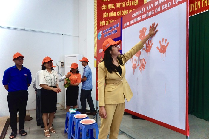 Ninh Thuận: Hàng trăm người Hưởng ứng Tháng hành động vì bình đẳng giới và phòng ngừa, ứng phó với bạo lực trên cơ sở giới năm 2023- Ảnh 2.