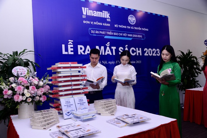 Dự án phát triển báo chí Việt Nam với sự đồng hành từ Vinamilk, tổ chức lễ ra mắt hai cuốn sách về nghiệp vụ làm báo- Ảnh 1.