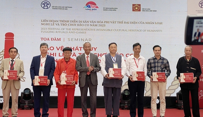 Hội Di sản Văn hóa Việt Nam tặng quà cho đại diện các cộng đồng kéo co trong nước và quốc tế tại tọa đàm