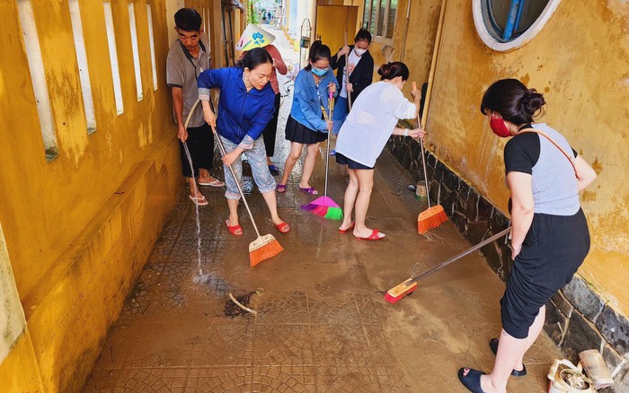 Hội LHPN TP Huế hỗ trợ người dân dọn vệ sinh sau lũ và tặng quà các gia đình bị ảnh hưởng bởi lũ lụt