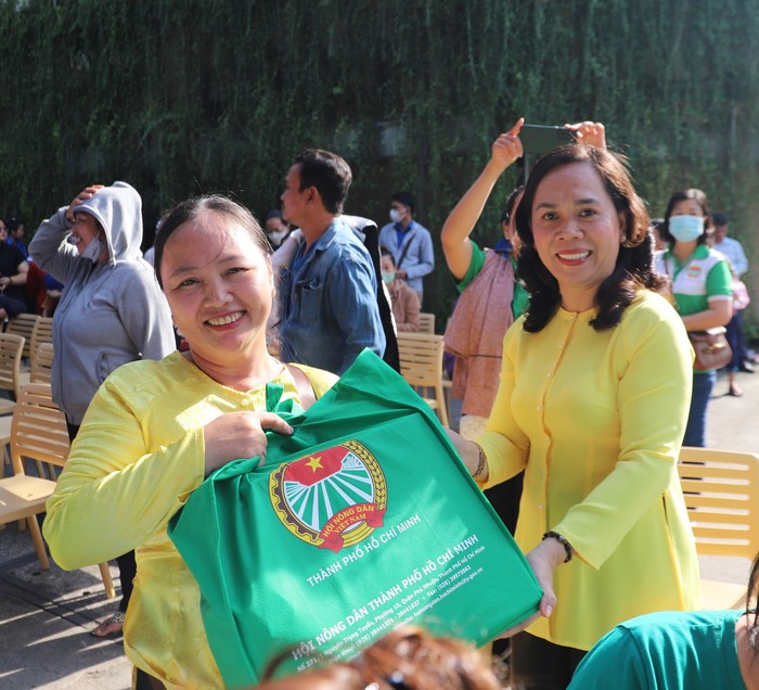 Chị em tấp nập đi dự Ngày hội Đại đoàn kết toàn dân tộc TPHCM 2023- Ảnh 1.