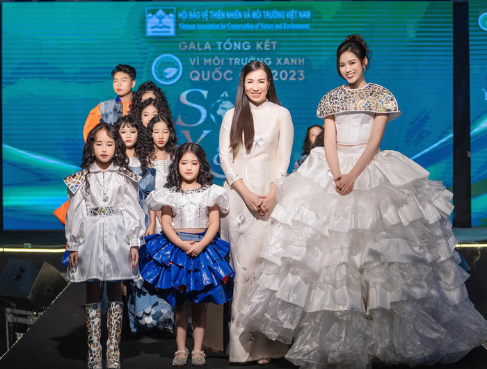 Hoa hậu Đỗ Thị Hà cùng các em nhỏ thể hiện những bộ trang phục từ chất liệu tái chế