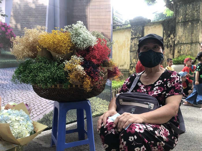 Có một nghề, cho thuê hoa trên “con phố sống ảo”  Phan Đình Phùng, Hà Nội - Ảnh 1.