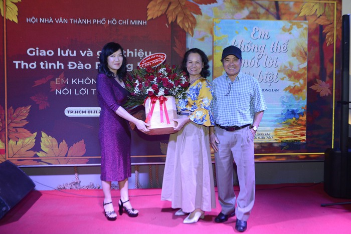 Nhà văn Trầm Hương - Phó Chủ tịch Hội Nhà văn TPHCM tặng hoa cho nhà thơ Đào Phong Lan nhân dịp ra mắt tập thơ &quot;Em không thể nói lời từ biệt&quot; vào ngày 1/11/2023