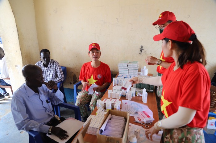 Lực lượng Gìn giữ hòa bình Việt Nam khám bệnh, cấp thuốc miễn phí cho 200 giáo viên Abyei nhân ngày 20/11 - Ảnh 1.