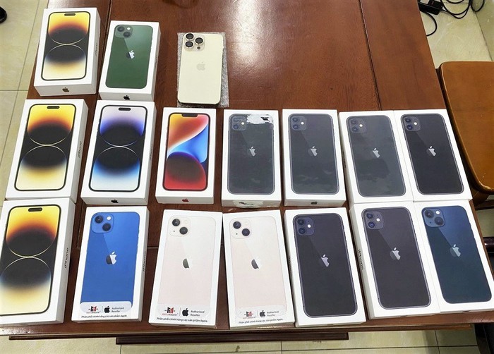 Thanh niên đột nhập FPT Shop trộm 32 điện thoại iphone và hơn 300 triệu đồng- Ảnh 1.