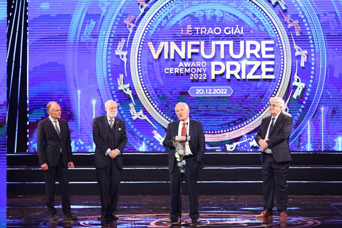 GS. David Neil Payne phát biểu cảm nghĩ sau khi được trao Giải thưởng Chính VinFuture 2022. Ảnh: VFP.