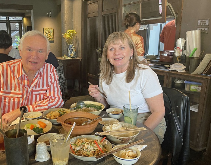 GS. David Neil Payne và vợ thưởng thức ẩm thực Việt Nam nhân dịp đến Hà Nội để nhận Giải thưởng Chính VinFuture 2022. Ảnh: NVCC.