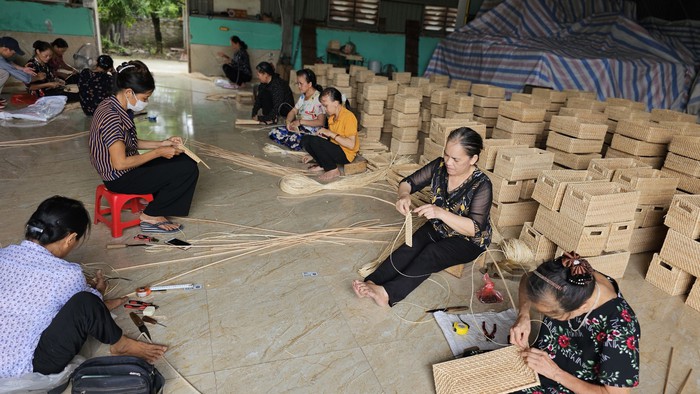 Mở lớp dạy nghề mây tre đan, tạo việc làm cho lao động nữ và người có hoàn cảnh khó khăn - Ảnh 4.