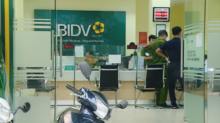 2 nghi phạm đâm chết bảo vệ ngân hàng ở Đà Nẵng khai quen nhau qua hội chuyên xù nợ, làm liều- Ảnh 3.
