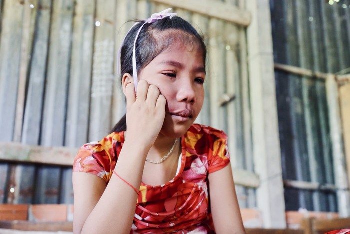 Mẹ bật khóc nhìn con gái 11 tuổi mất dần ánh sáng mà không có khả năng chữa trị- Ảnh 1.