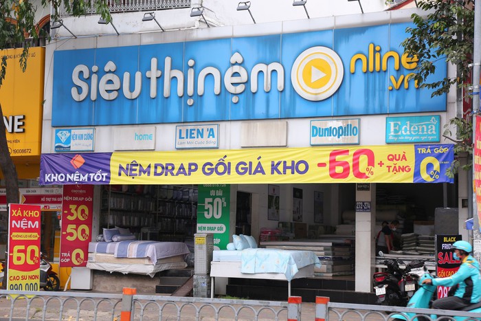 Toàn cảnh BLACK FRIDAY tại Hà Nội - Đà Nẵng - TPHCM: Nơi xếp hàng vài giờ chờ thanh toán, nơi ảm đạm vắng hoe- Ảnh 16.