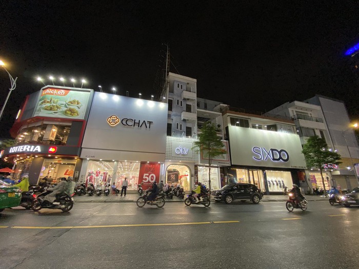 Black Friday ở Đà Nẵng ảm đạm, nhiều cửa hàng giảm "sập giá" vẫn vắng người mua - Ảnh 1.