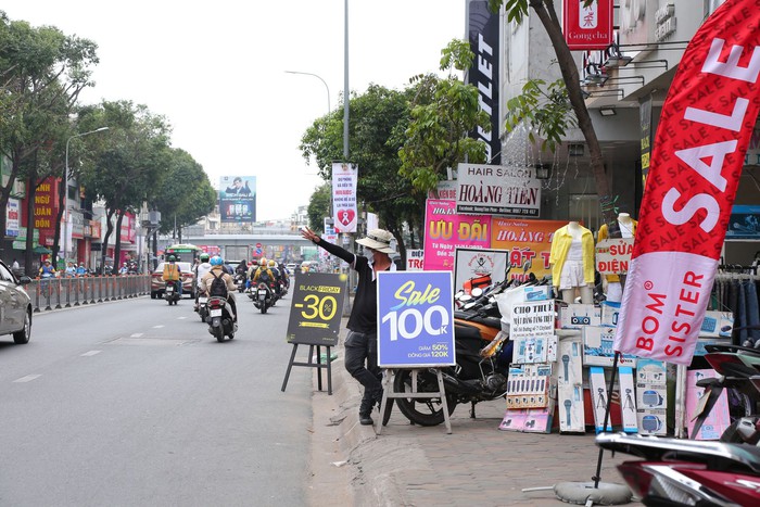 Toàn cảnh BLACK FRIDAY tại Hà Nội - Đà Nẵng - TPHCM: Nơi xếp hàng vài giờ chờ thanh toán, nơi ảm đạm vắng hoe- Ảnh 19.