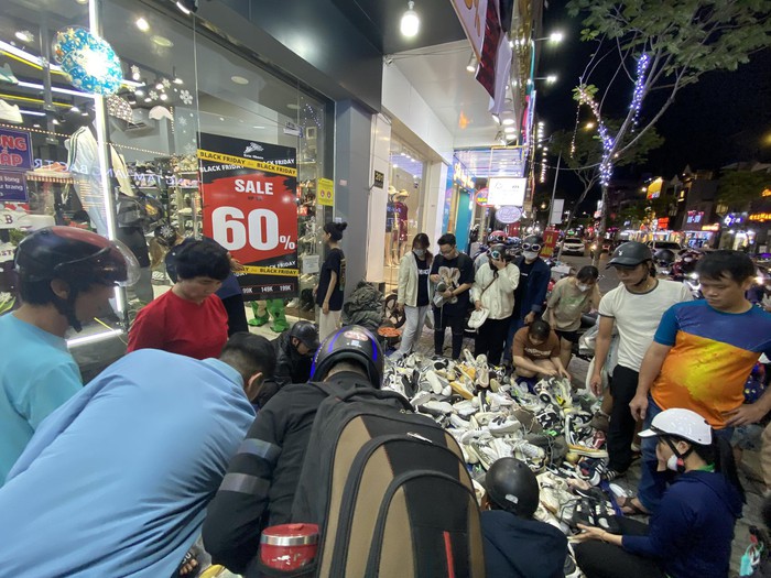 Black Friday ở Đà Nẵng ảm đạm, nhiều cửa hàng giảm "sập giá" vẫn vắng người mua - Ảnh 9.
