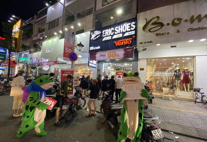 Black Friday ở Đà Nẵng ảm đạm, nhiều cửa hàng giảm "sập giá" vẫn vắng người mua - Ảnh 5.