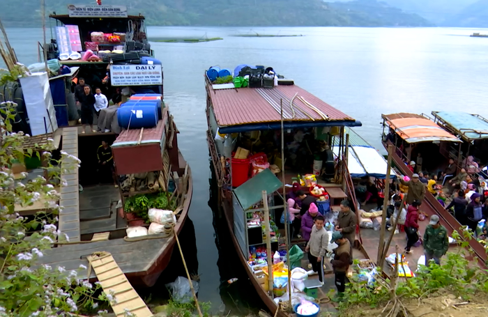 Phụ nữ dân tộc thiểu số lo lắng vì chợ nổi trên sông Đà bị mai một
- Ảnh 2.