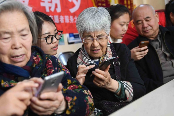 Người già Trung Quốc ngày càng mê mạng xã hội- Ảnh 2.