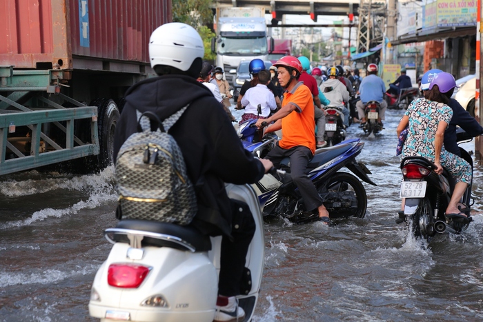 Người dân TPHCM chật vật mưu sinh trong ngày triều cường - Ảnh 9.