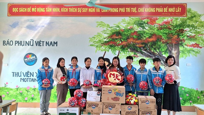 Báo Phụ nữ Việt Nam trao tặng Thư viện Xanh Mottainai cho học sinh trường THCS Hoàng Ngân- Ảnh 1.