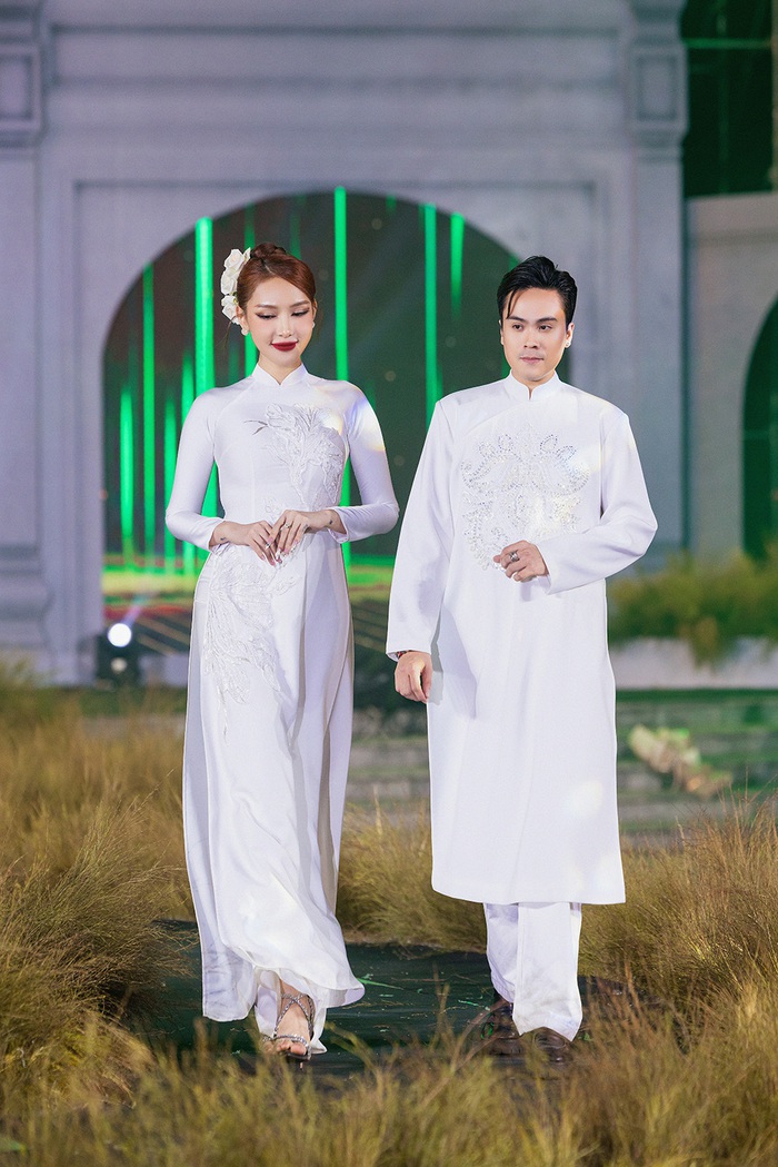 MC Thái Dũng lần thứ 2 làm mẫu áo dài của Dũng Nguyễn