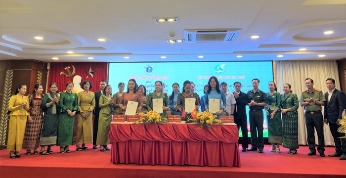 Lần đầu tiên Hội LHPN tỉnh Bình Phước ký bản ghi nhớ với hội phụ nữ 3 tỉnh biên giới Campuchia- Ảnh 1.