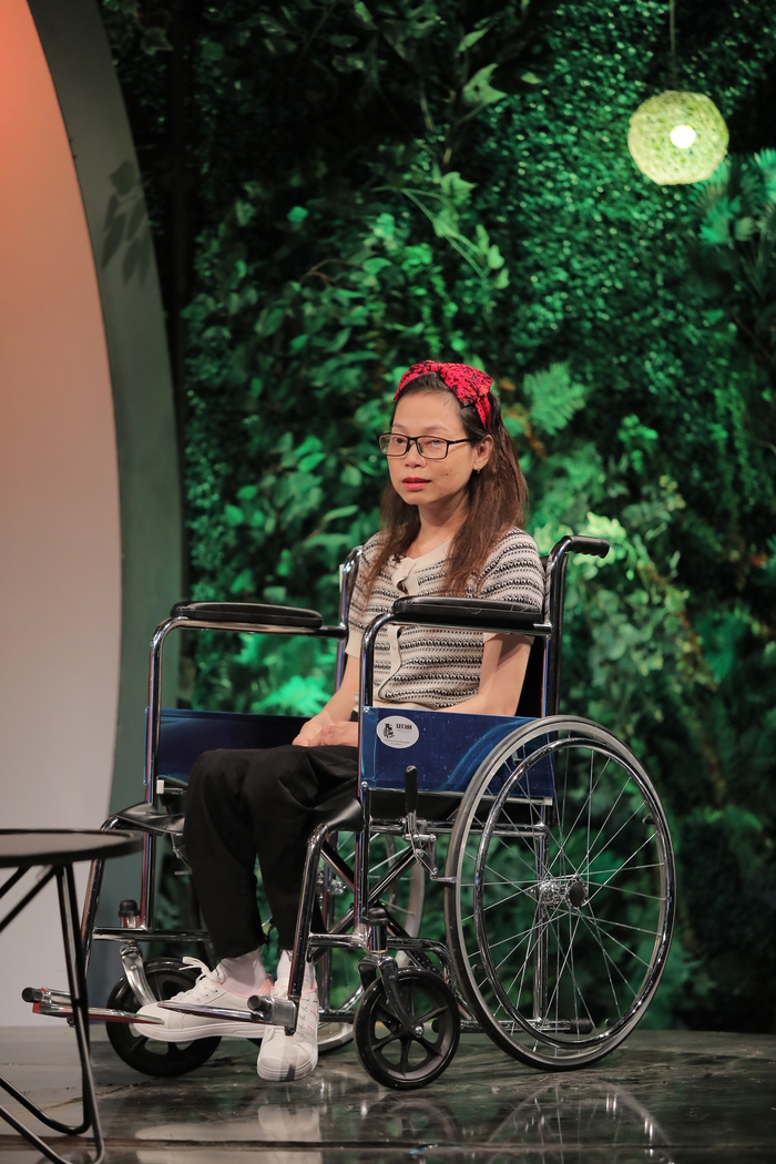 Dù phải ngồi xe lăn, chị Thái Thị Hằng Nga vẫn luôn tích cực hoạt động thiện nguyện
